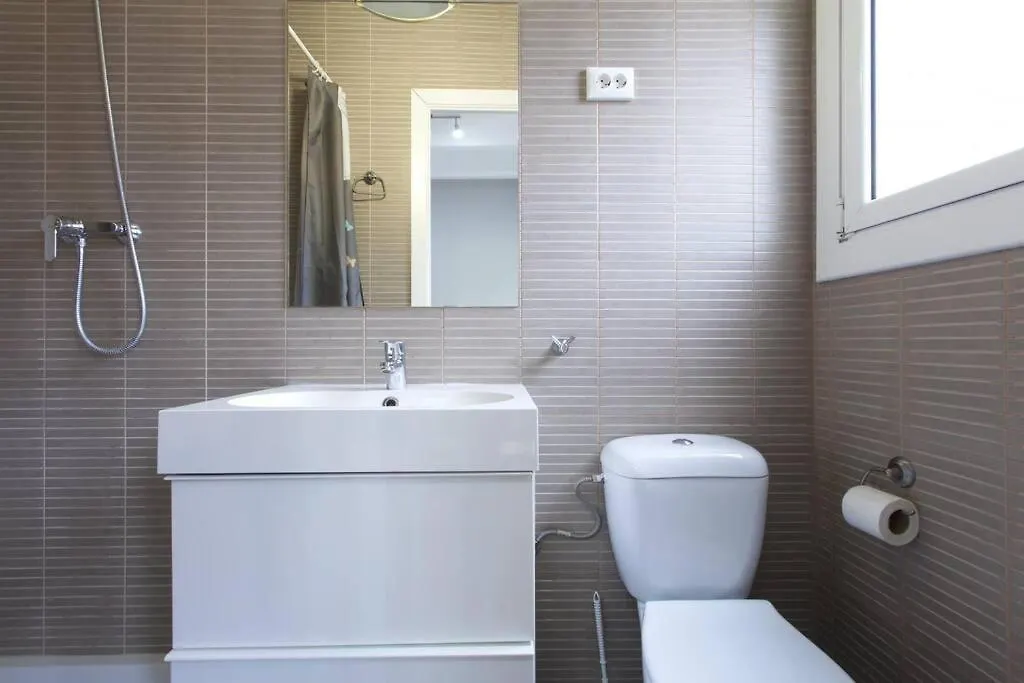 Bright & Spacious Family Flat In Central Barcelona Apartament