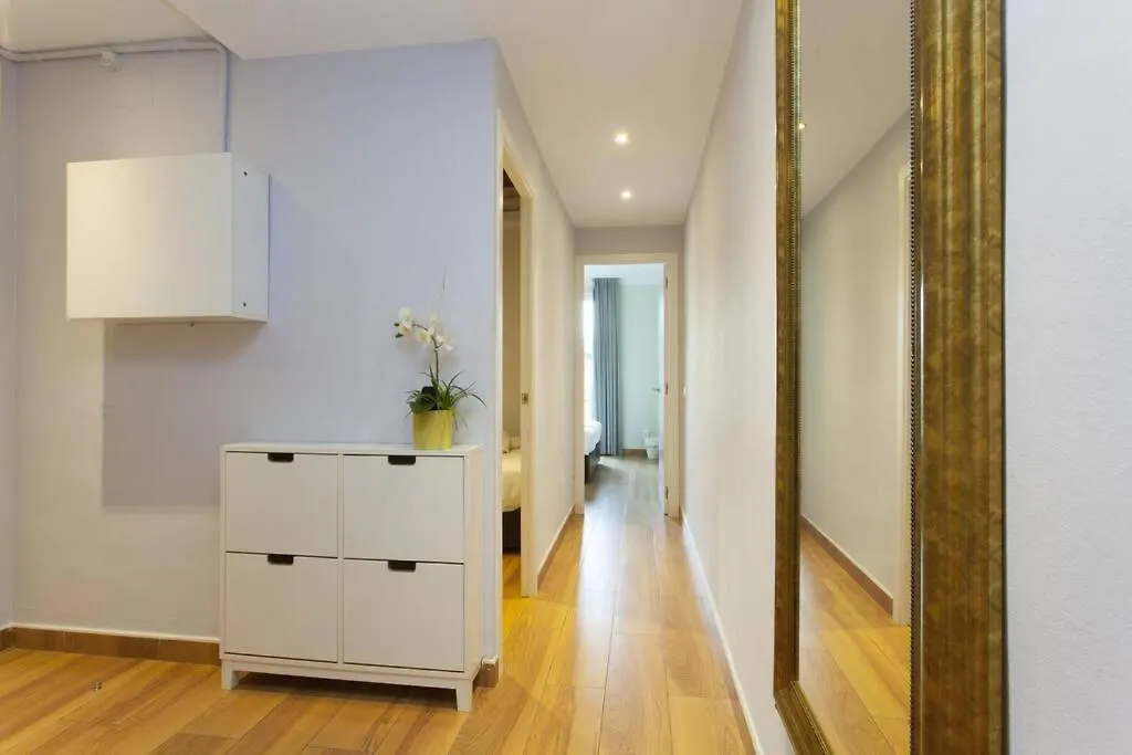Bright & Spacious Family Flat In Central Barcelona 0*,