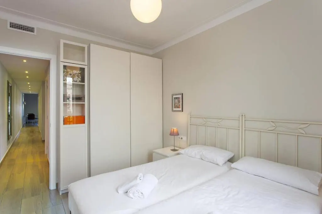 Apartment Bright & Spacious Family Flat In Central Barcelona