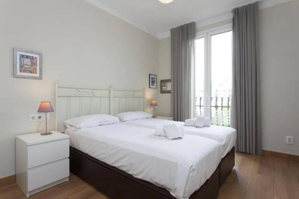 Apartment Bright & Spacious Family Flat In Central Barcelona