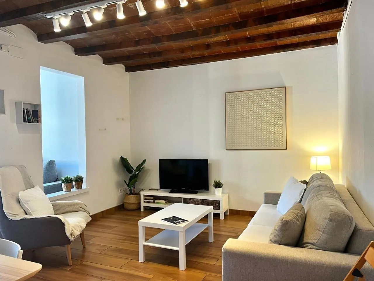 Apartment Bright & Spacious Family Flat In Central Barcelona